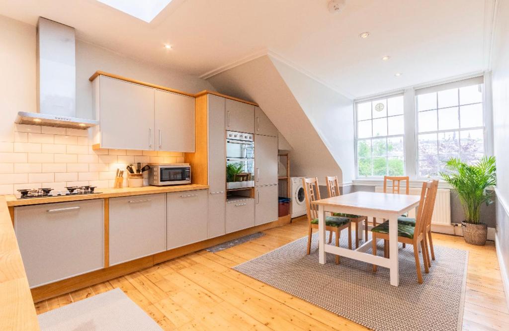 New Town Apartment with Castle View — Hotel in Edinburgh