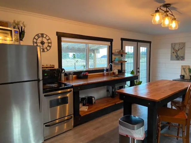 Sunrise Cabin secluded beach front accommodation, hotel in Sandspit