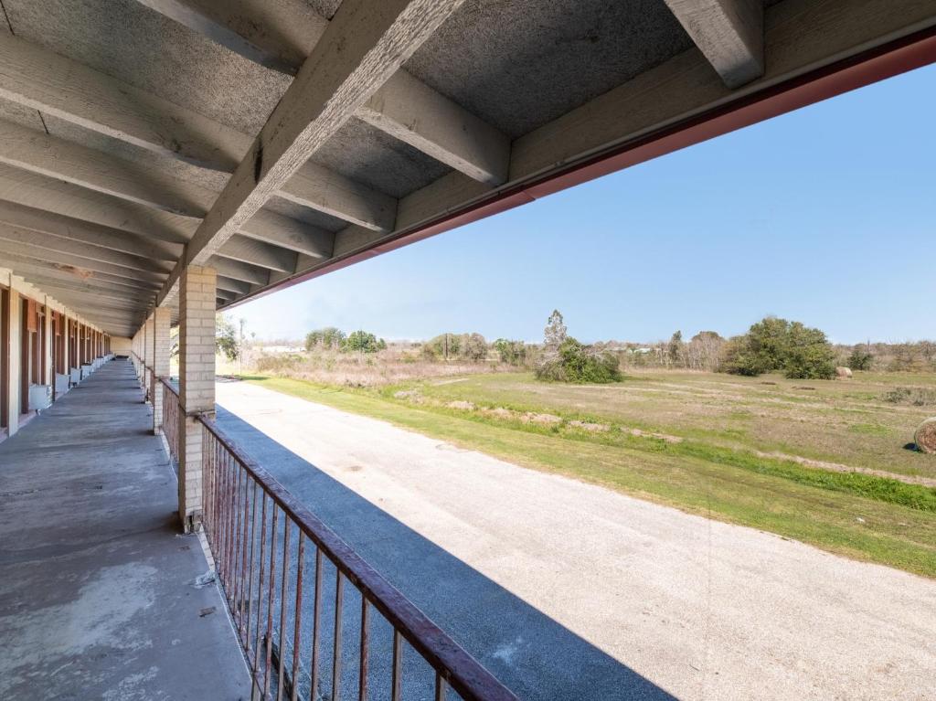 Hotel O Bay City, TX-35 photo