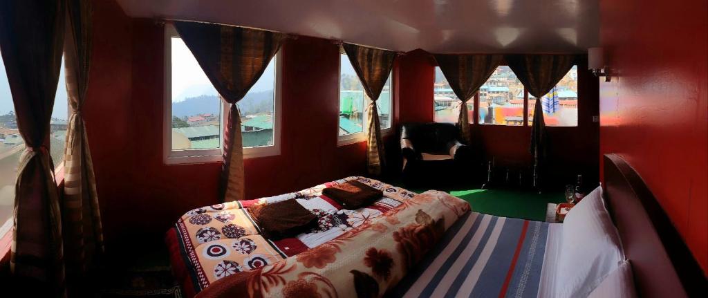 Lama Hotel - Cafe De Himalaya