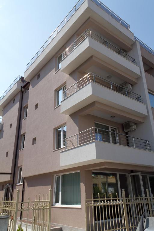 Guest House Dobi — Hotel in Primorsko