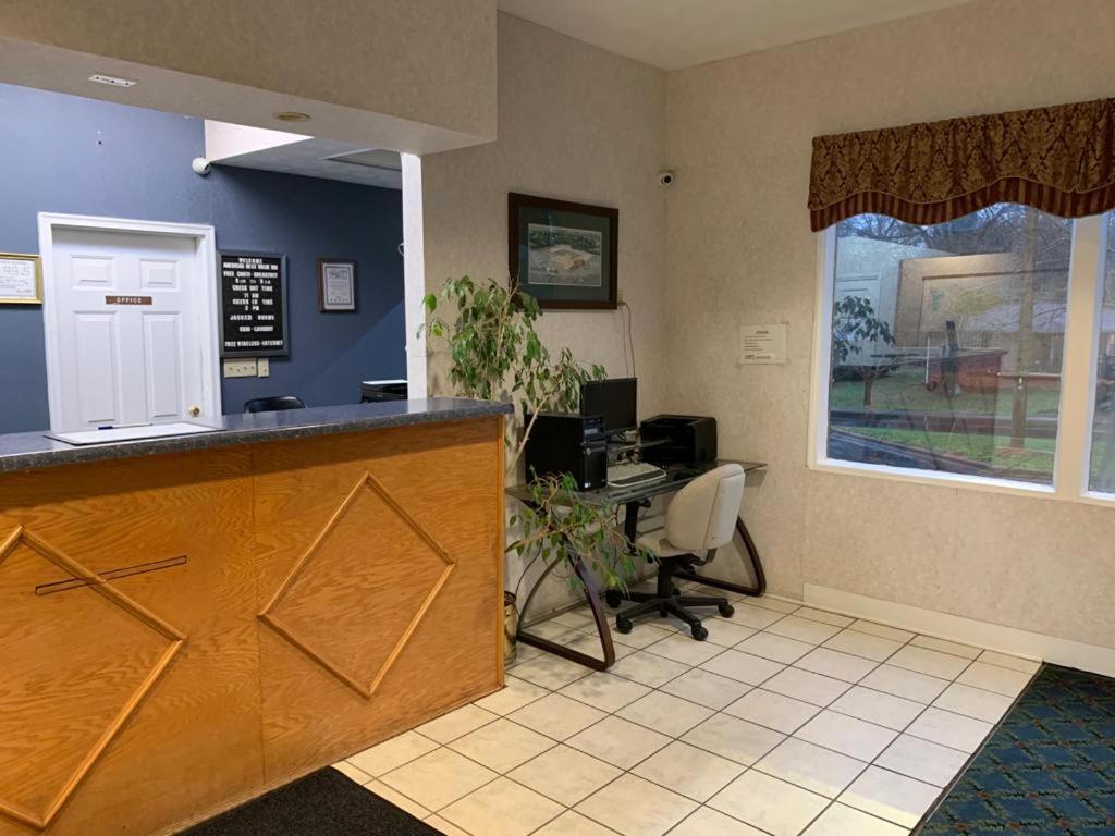 Americas Best Value Inn - Shelby Photo 8