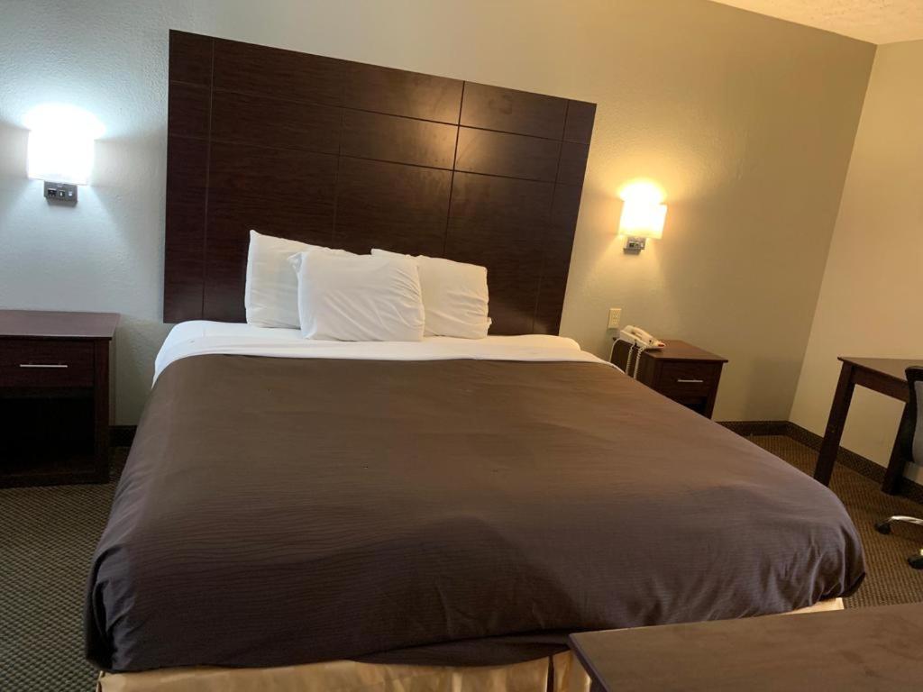 Americas Best Value Inn - Shelby Photo 10