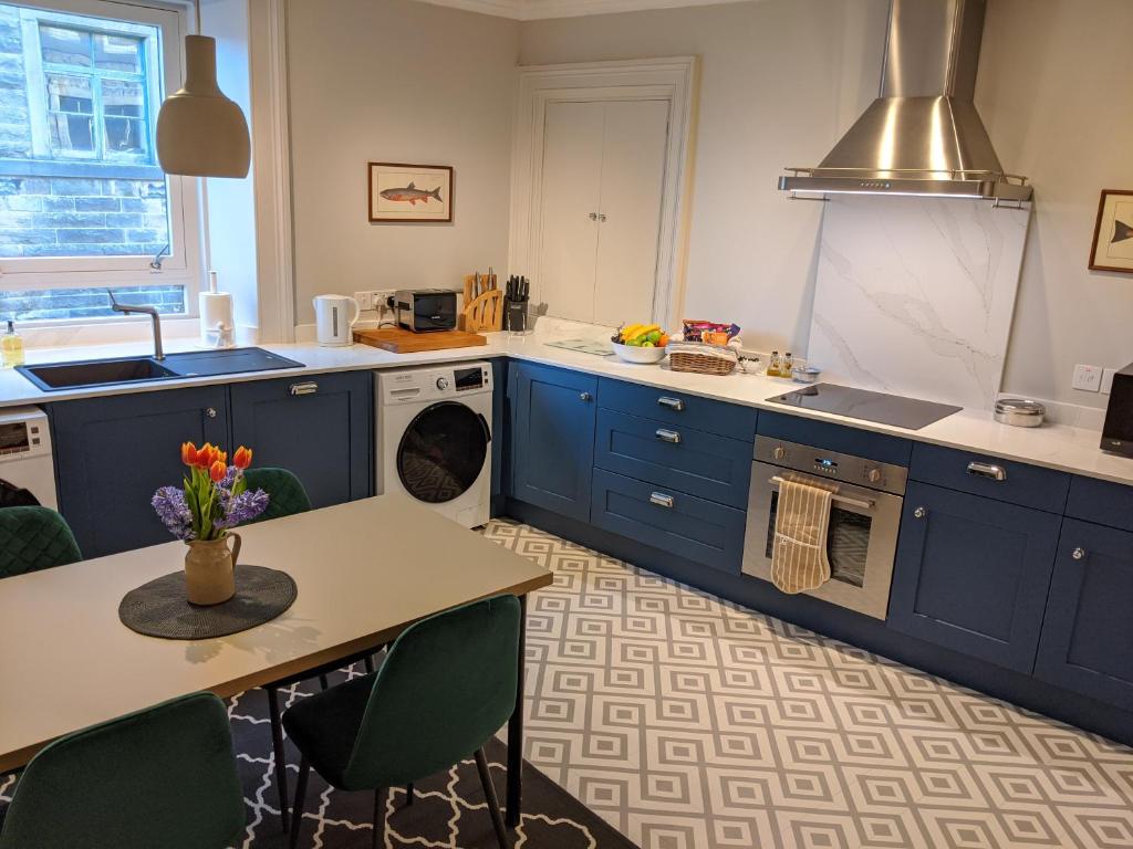Central Hawick spacious stylish flat with log burner 전경