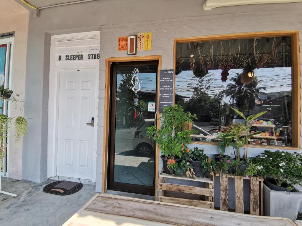 8 Sleepers Street Hostel photo