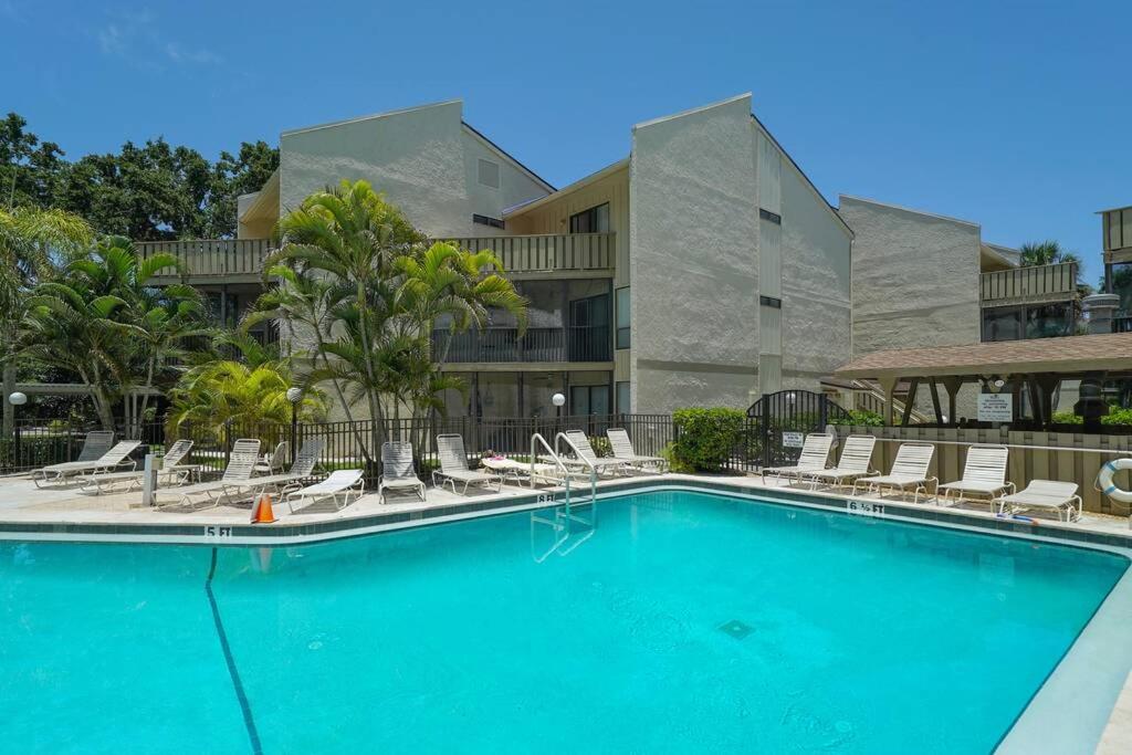 Heated Pool-Short Walk to Beach, FREE trolley around Siesta Key!, Siesta Key