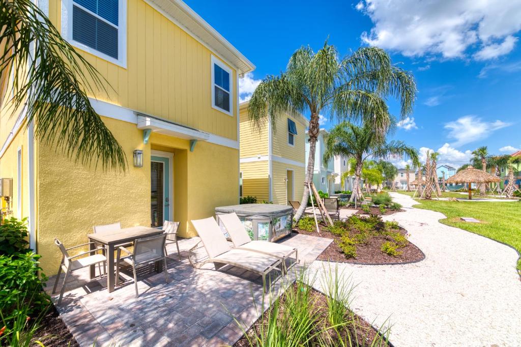Margaritaville Cottages Orlando by Rentyl with H2O Waterpark — Hotel building in Kissimmee, Florida
