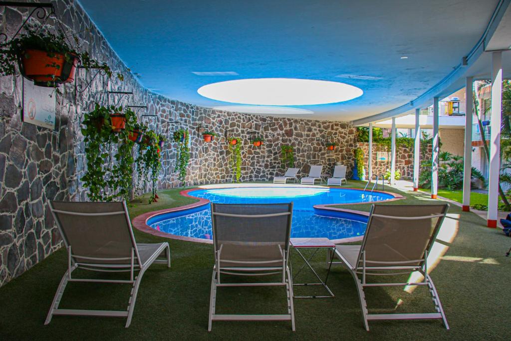 Country Hotel & Suites - 2