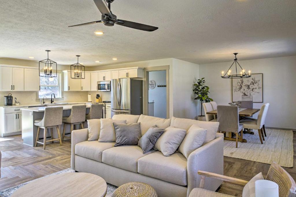 Retreat with Deck about 9 Mi to Downtown Springfield, Ozark