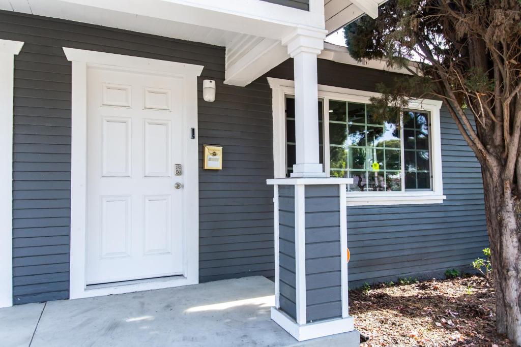 Long Beach Duplex King Bed Pet Friendly Nurses Surgeon Business Travelers Near St Marys Medical Cent photo