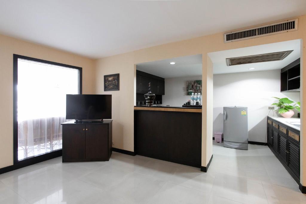 Shared lounge/TV area