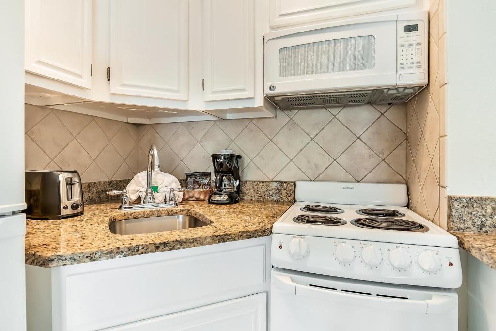 Casa Del Mar Beachfront Suites Photo 2