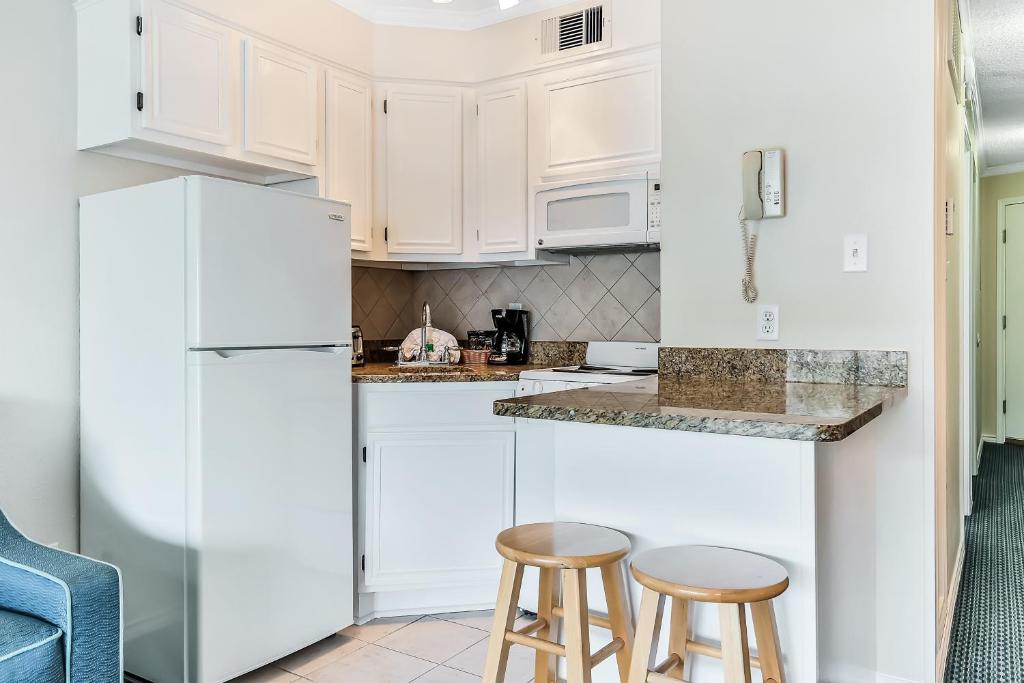 Casa Del Mar Beachfront Suites Photo 7