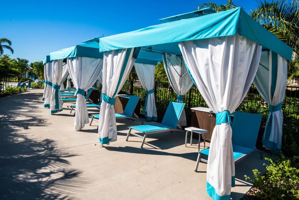 Margaritaville Cottages Orlando by Rentyl with H2O Waterpark — Swimming pool in Kissimmee, Florida