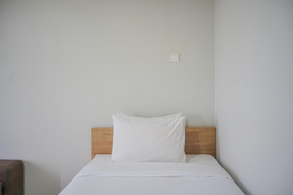 Minimalist Studio at Beverly 90210 Apartment By Travelio, Tangerang