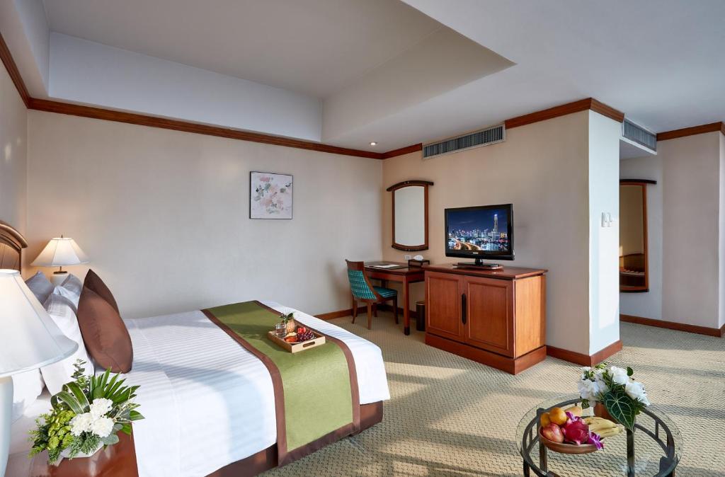 Shared lounge/TV area