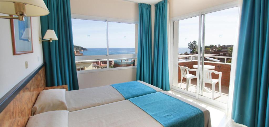 Hotel Gran Garbi Mar & AquaSplash — Hotel rooms in Lloret de Mar, Catalonia