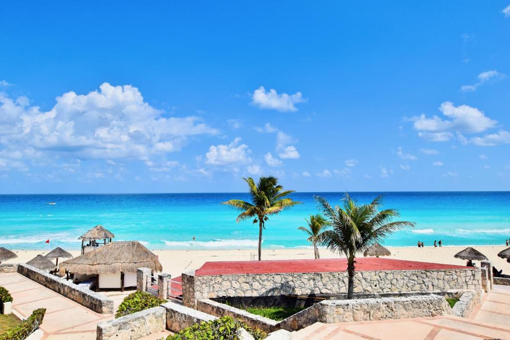 Solymar Condo Beach Resort by Casago — Hotel in Cancun