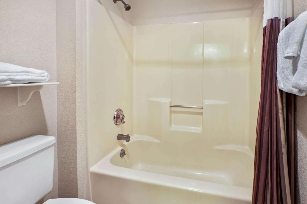La Quinta Inn by Wyndham Detroit Canton photo