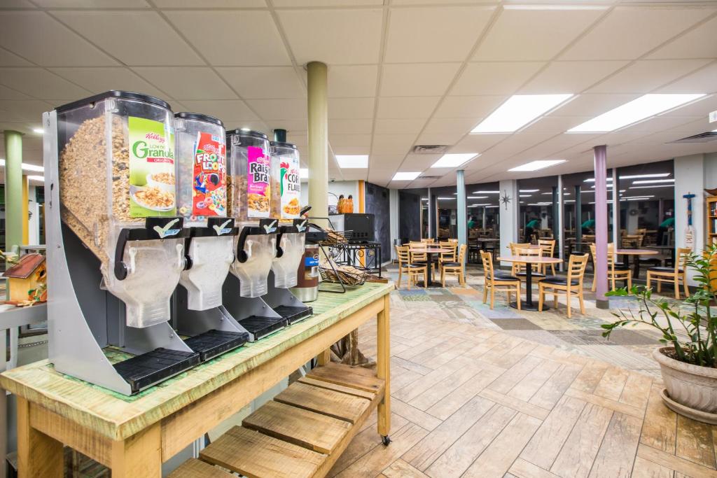 Food and beverages, Days Inn & Suites by Wyndham Jekyll Island in Jekyll Island (GA)