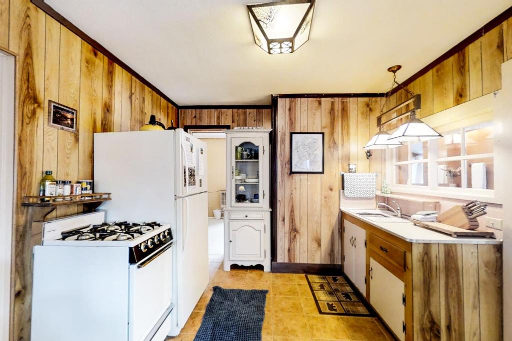 Monarch Cabin photo