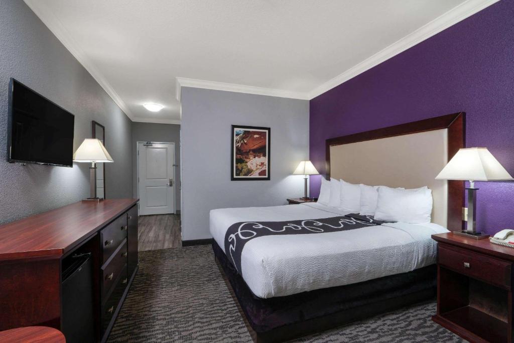 La Quinta Inn & Suites by Wyndham Loveland photo