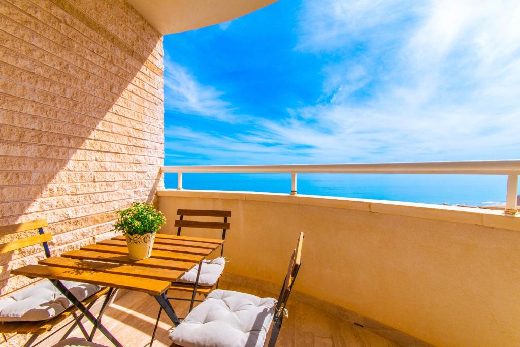 Lovely Apartment Beach Front & Pool - 3
