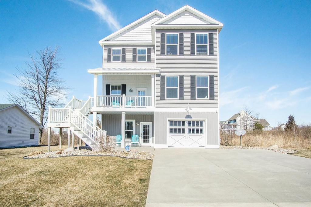 Lakeside Haven Steps to Beach, Shops AND Dining! in South Haven (MI