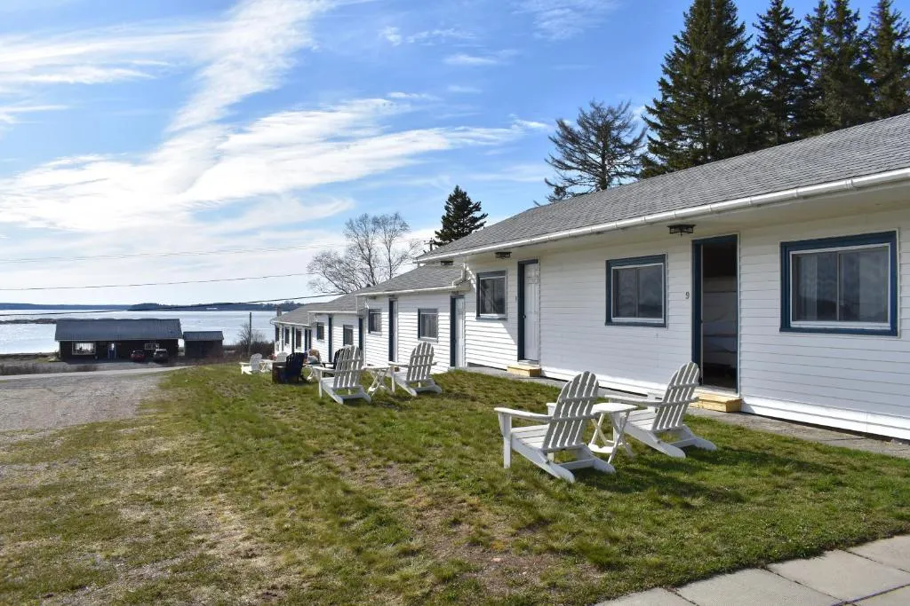 Friars Bay Inn & Cottages, hotel in Welshpool