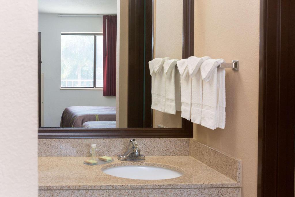 Super 8 by Wyndham Naples