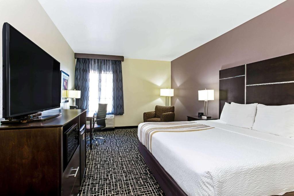 La Quinta Inn And Suites Denver Gateway Park Photo 18