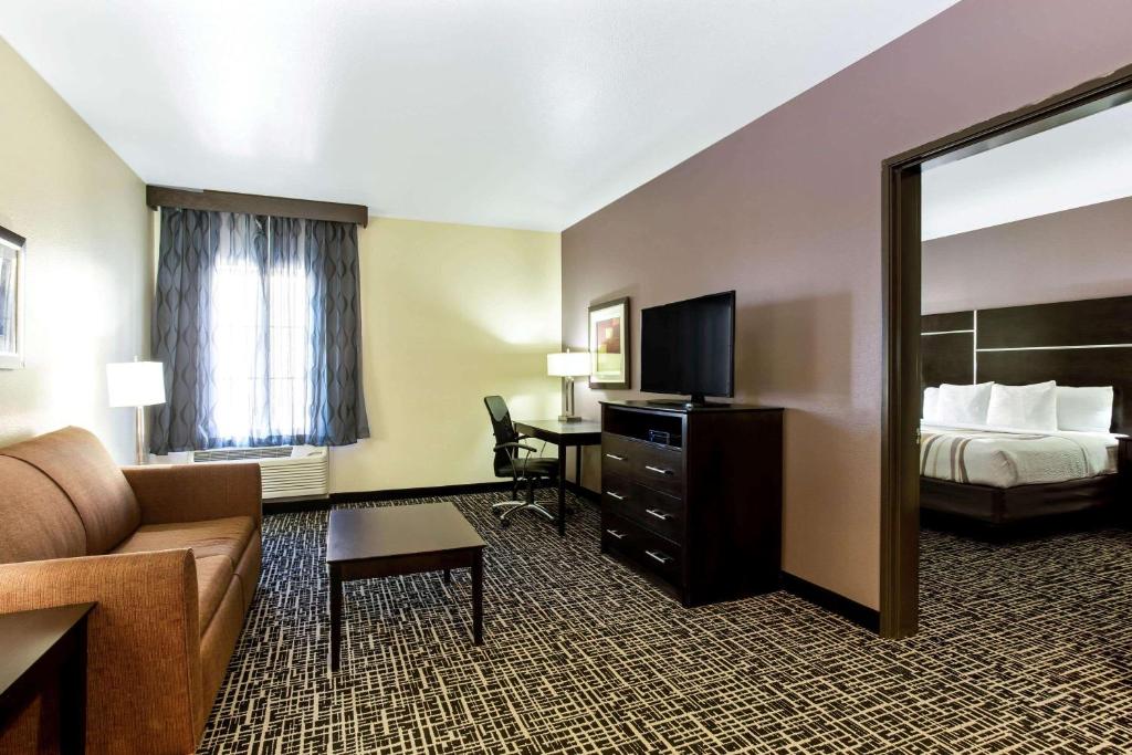La Quinta Inn And Suites Denver Gateway Park Photo 26