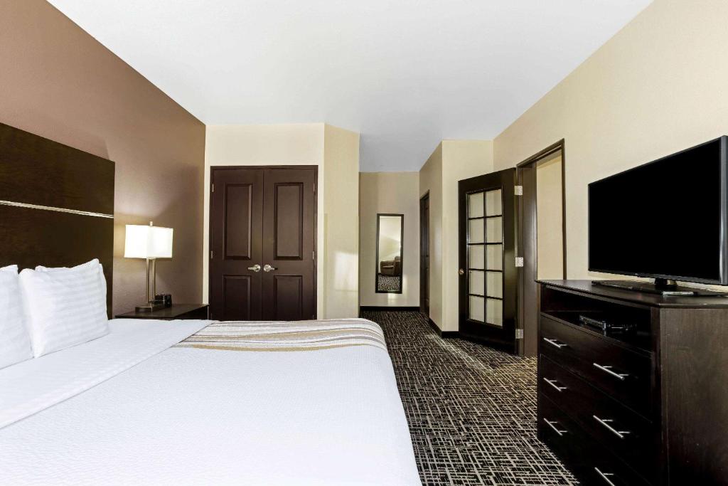 La Quinta Inn And Suites Denver Gateway Park Photo 27