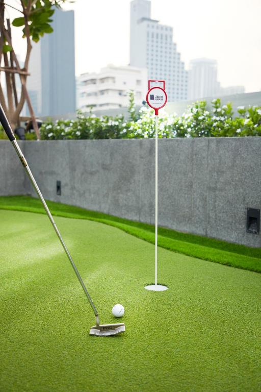 Mini golf course