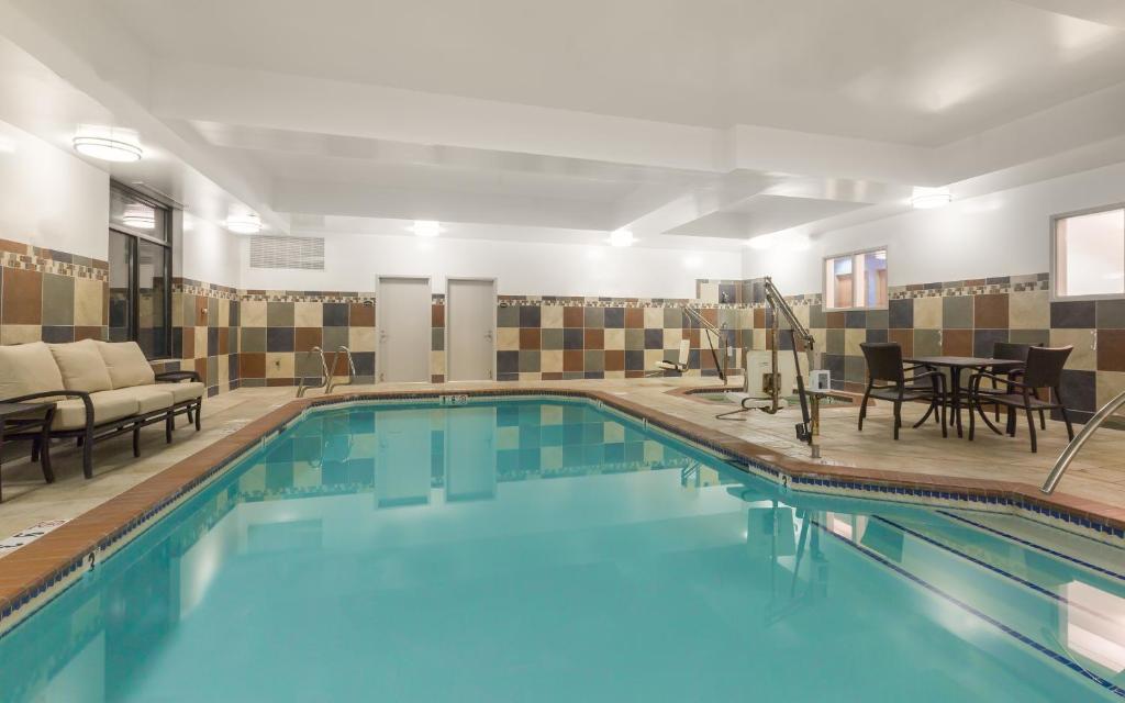 ホリデイ イン エクスプレス ホテル ＆ スイーツ ユージーン ダウンタウン ユニバーシティ バイ IHG (Holiday Inn Express Hotel & Suites Eugene Downtown - University By IHG) スイミングプール
