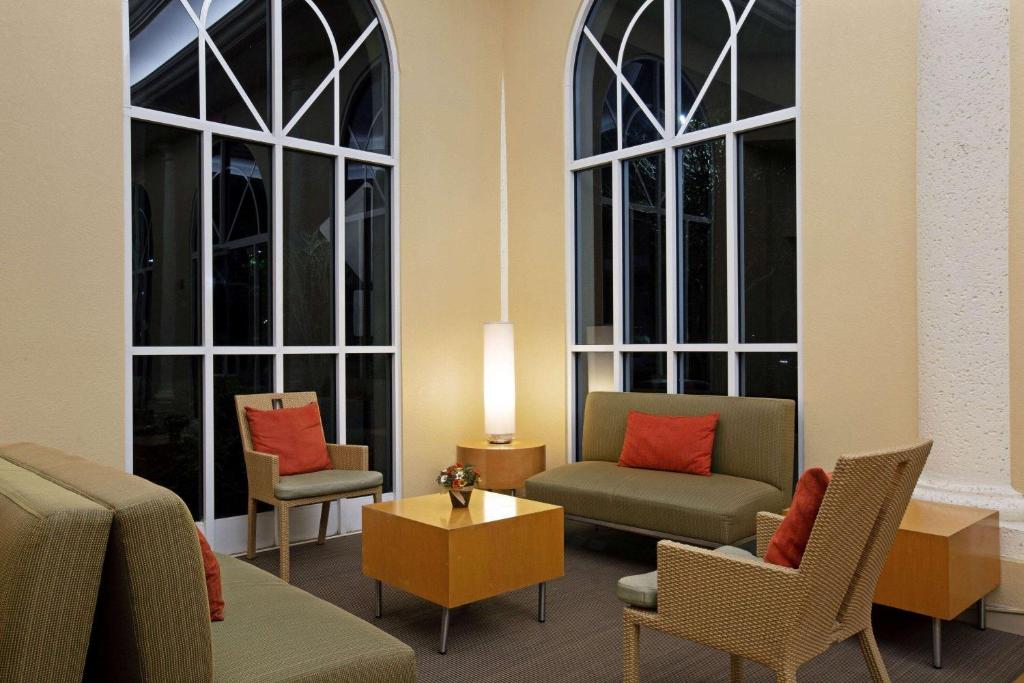 Lobby, La Quinta Inn & Suites by Wyndham Sunrise in Fort Lauderdale (FL)
