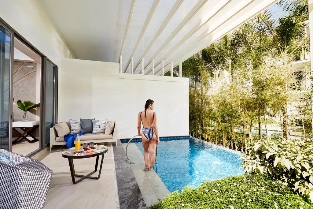 Swimming pool