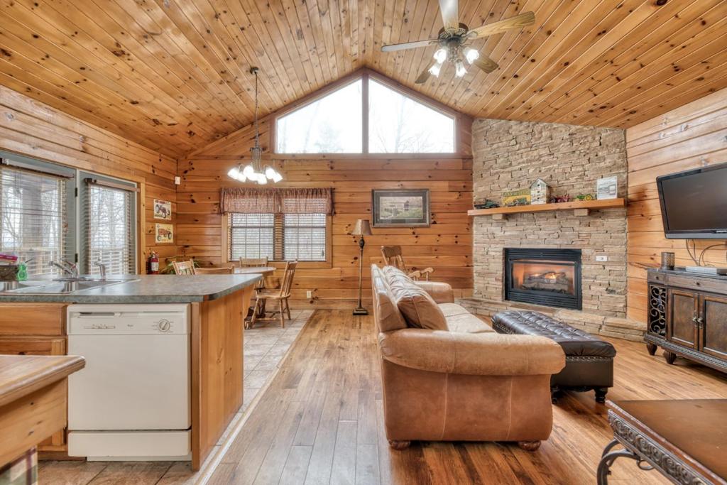 Exterior view, She Thinks My Tractors Sexy in Pigeon Forge (TN)