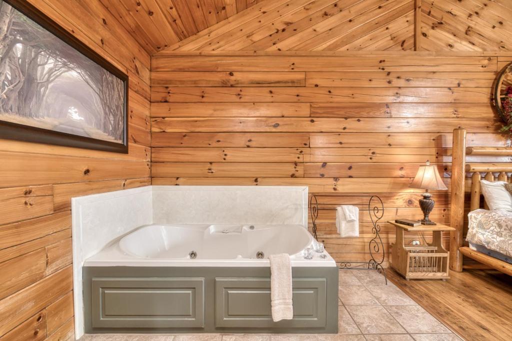 Exterior view, She Thinks My Tractors Sexy in Pigeon Forge (TN)