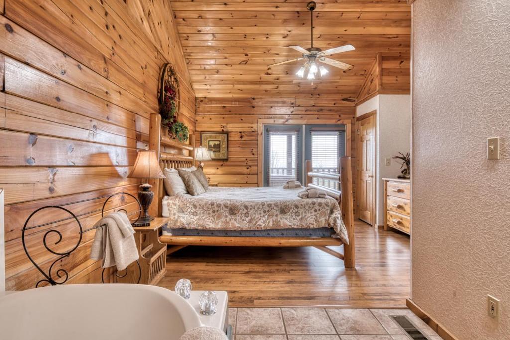 Exterior view, She Thinks My Tractors Sexy in Pigeon Forge (TN)