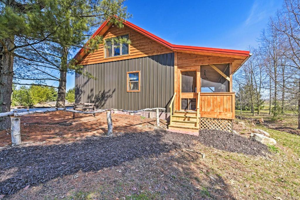 Honey House Cabin - A Quiet Countryside Retreat! — Hotel in South Bend (IN)