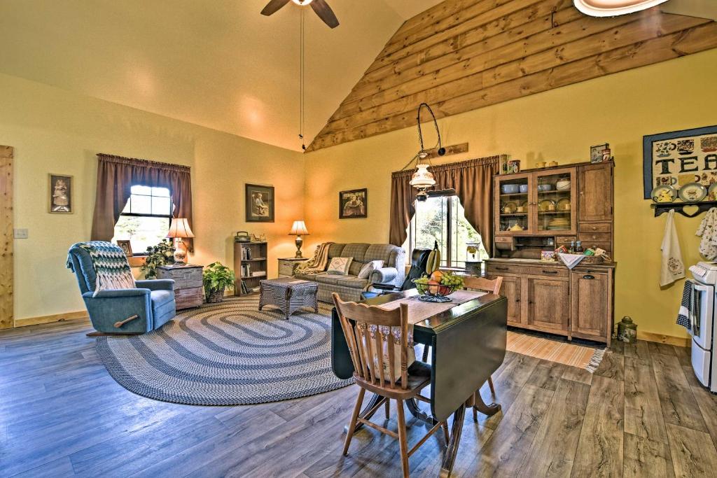 Honey House Cabin - A Quiet Countryside Retreat 전경