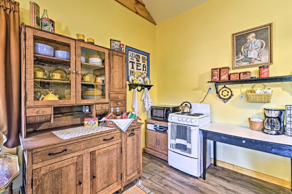 Honey House Cabin - A Quiet Countryside Retreat! photo