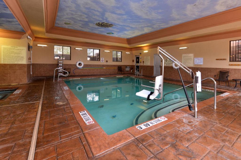 Holiday Inn Express Hotel & Suites Las Cruces photo