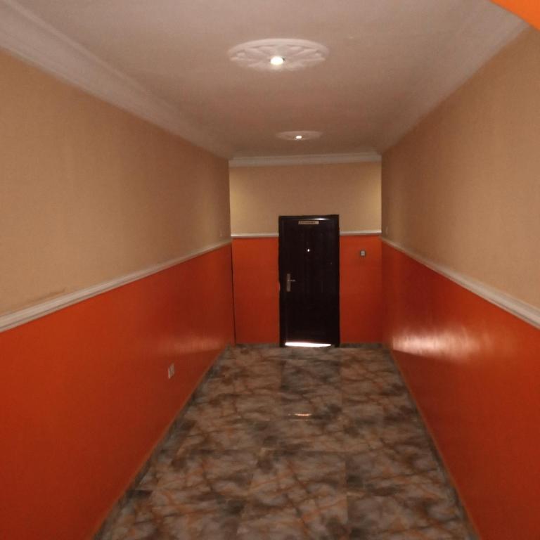 LARRYDAM HOTEL AND SUITES photo