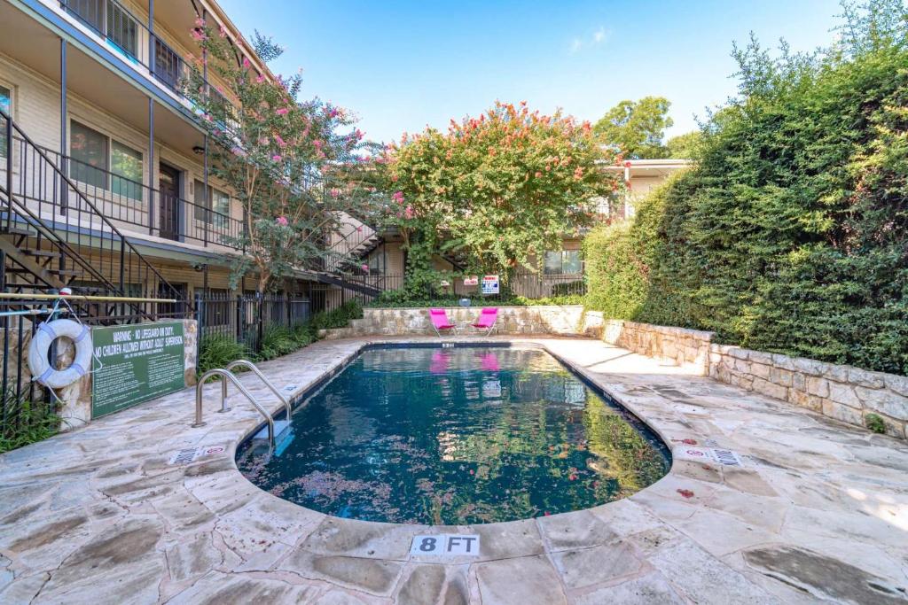 Newning 1BR Condo, with pool photo