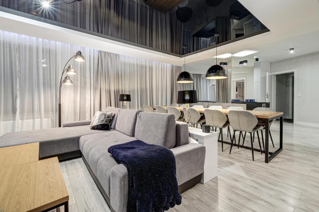 Penthouse Black Apartment with Sauna and Jacuzzi