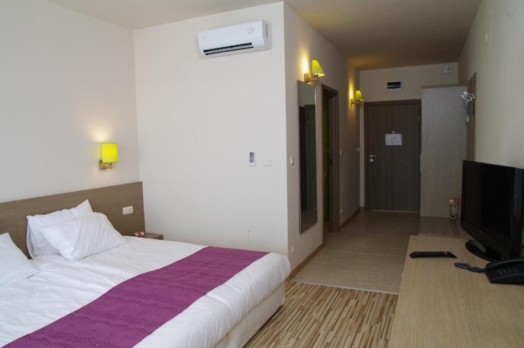 Aqua Nevis Hotel & Aqua Park - All Inclusive — Hotel rooms in Sunny Beach, Burgas Region
