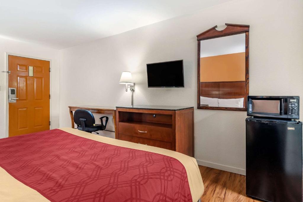 Econo Lodge Inn & Suites Photo 28