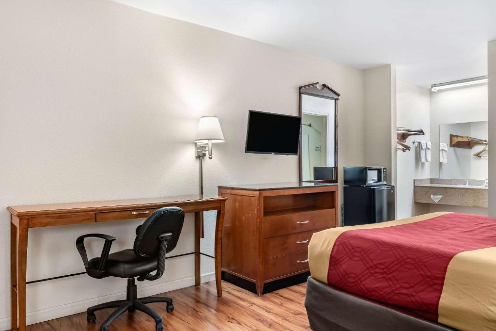 Econo Lodge Inn & Suites Photo 27